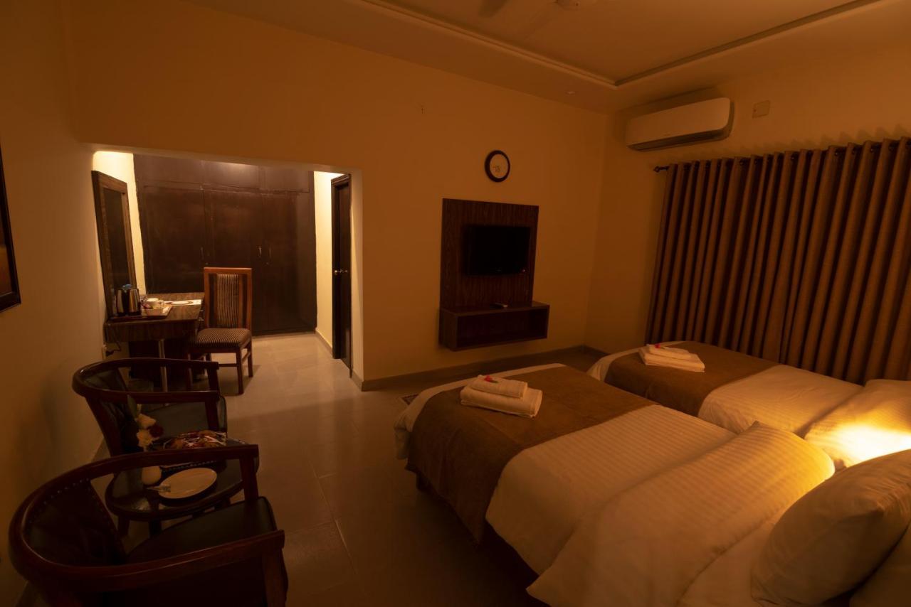 Hotel One Lalazar Мултан Экстерьер фото