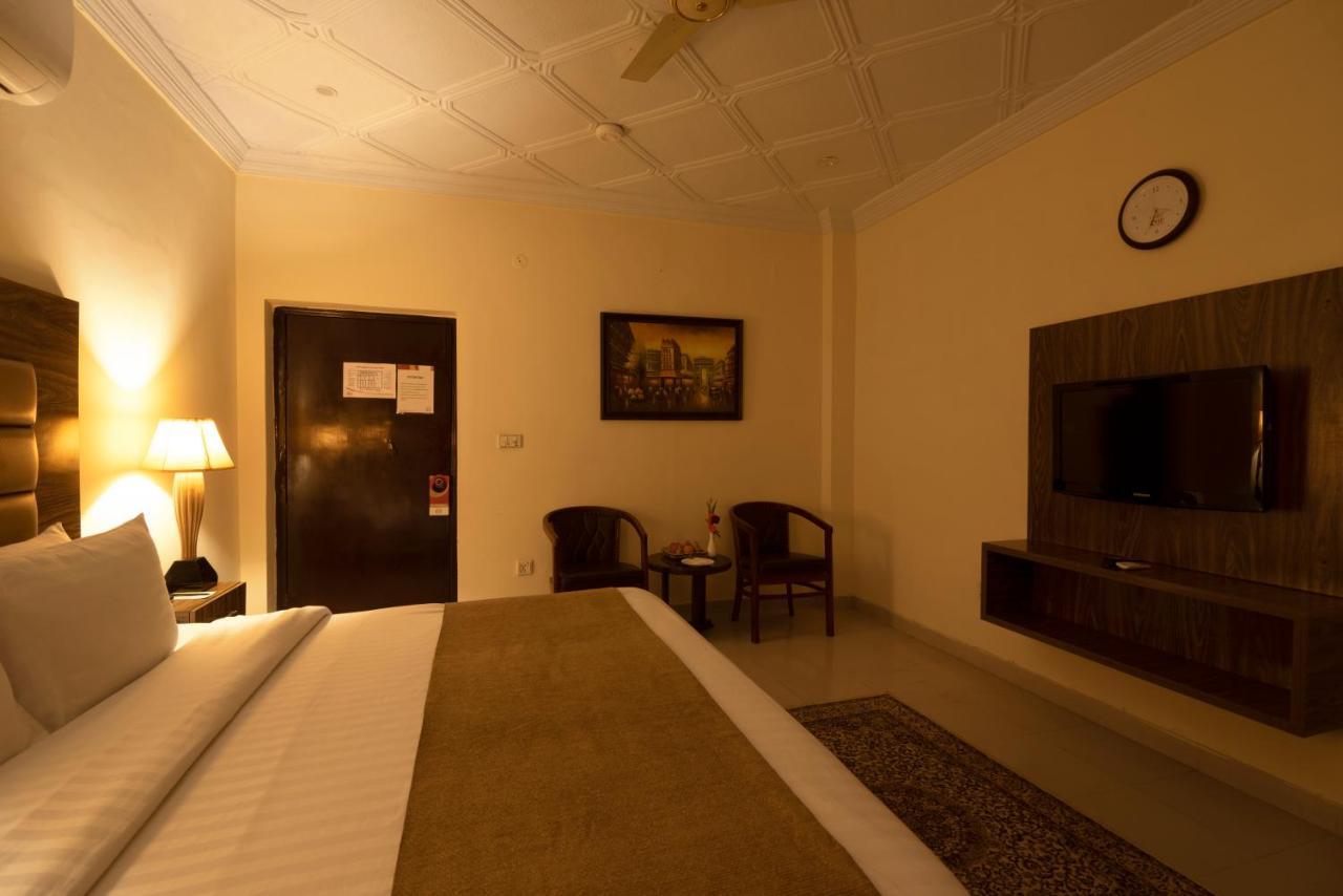 Hotel One Lalazar Мултан Экстерьер фото